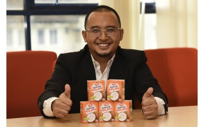 Pemilik Syarikat ZNZ Alpha, Muhammad Hisyam Md Yunus menunjukkan produk jenama Sera Santan Kelapa yang mula dipasarkan di Malaysia pada September lalu. 
