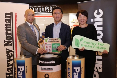 Dari kiri, Eugene, Nishida dan Ketua Negara Bahagian Tenaga (Bateri) Panasonic Malaysia, Lau Swee San pada majlis pelancaran inisiatif ‘Energy for Green Future’ di Kuala Lumpur pada Khamis.