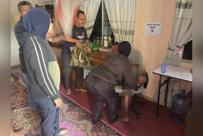 Mangsa dikatakan masuk ke bilik jana kuasa untuk mengambil bola yang terjatuh ke dalam kawasan berkenaan.