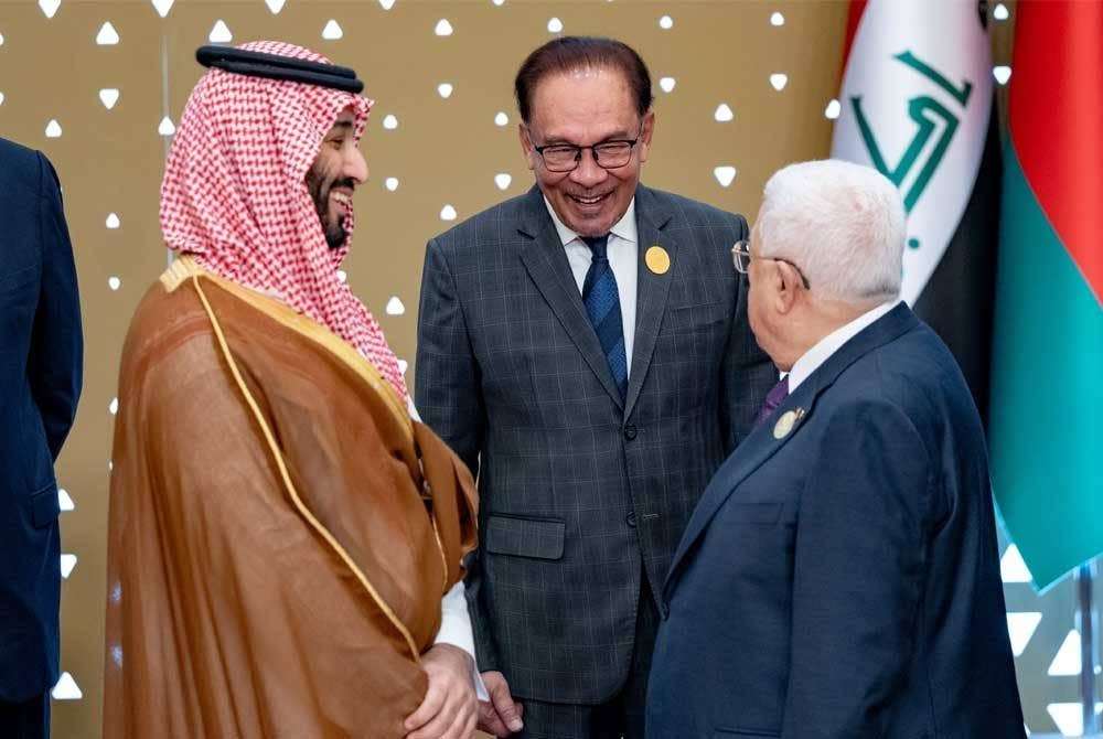 Anwar beramah mesra bersama Putera Mahkota Arab Saudi Mohammed Bin Salman (kiri) dan Presiden Palestin Mahmoud Abbas (kanan) pada Sidang Media Kemuncak Tergempar Pertubuhan Kerjasama Islam (OIC) kali Kelapan di Riyadh Arab Saudi pada Sabtu. - Foto Bernama