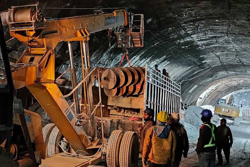 Kenderaan penggerudi digunakan untuk menebuk terowong baharu menuju ke lokasi mangsa yang masih terperangkap. - AFP