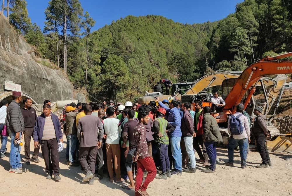 Pekerja kontrak melakukan protes bagi membantah usaha menyelamat yang dikatakan bergerak perlahan - AFP