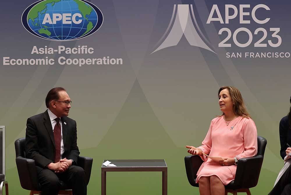 Anwar mengadakan pertemuan dengan Dina Ercilia di luar acara Mesyuarat Pemimpin Kerjasama Ekonomi Asia Pasifik (APEC) 2023, di San Francisco, Amerika Syarikat pada Khamis. - Foto: Bernama