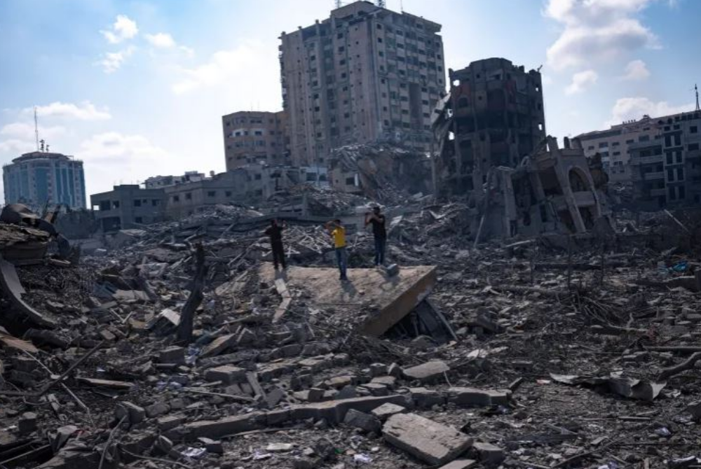 KEKEJAMAN yang dilakukan Israel ke atas bumi Gaza bukan sahaja melibatkan isu agama, tetapi juga kemanusiaan. -Foto: AP