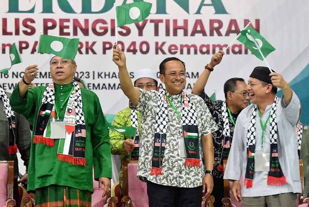 Ahmad Samsuri tengah bersama Ketua Penerangan Bersatu, Datuk Razali Idris (kanan) dan Timbalan Pengarah Pilihan Raya Pas Pusat, Tan Sri Annuar Musa ketika hadir pada Program Ceramah Perdana dan Pengisytiharan Calon Pas PRK P040 Parlimen Kemaman di Arena Square di Cukai pada malam Khamis.