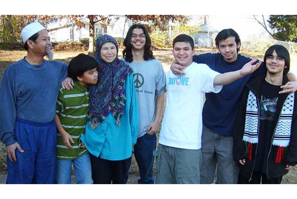 FOTO kenangan Abdul Munim bersama Allahyarhamah isteri, Jamilah (tiga kiri), dan anak-anaknya termasuk arwah Allahyarham Salahuddin (kanan).