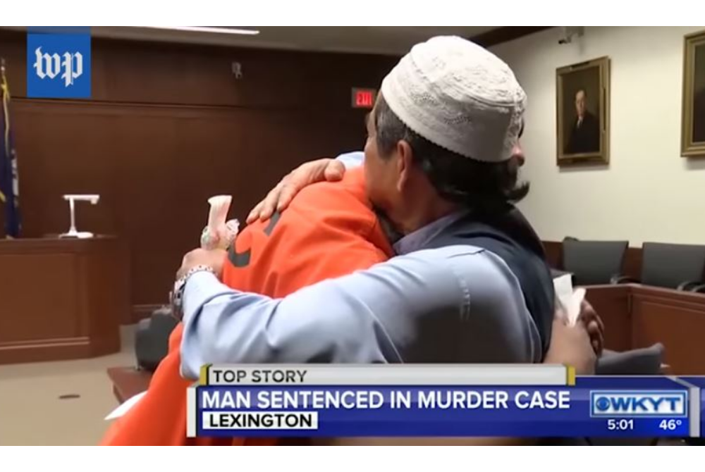 TANGKAP layar video yang tular apabila Abdul Munim memaafkan Relford pada 2017.