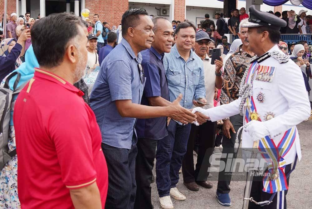 Razarudin beramah mesra dengan ahli keluarga pelatih yang hadir Majlis Perbarisan Tamat Latihan Program Latihan Asas Kepolisan (PLAK) Inspektor Pelatih Siri 1/2023 di Pusat Latihan Polis (Pulapol) Kuala Lumpur di sini pada Jumaat. - FOTO SINAR HARIAN/ROSLI TALIB