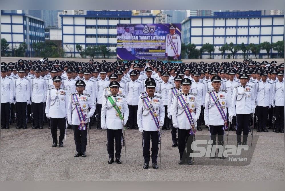 Razarudin bergambar bersama pegawai kanan PDRM serta 538 pelatih pada Majlis Pembarisan Tamat Latihan Program Latihan Asas Kepolisan (PLAK) Inspektor Pelatih Siri 1/2023 di Pusat Latihan Polis (Pulapol) Kuala Lumpur pada Jumaat. - Foto Sinar Harian ROSLI TALIB