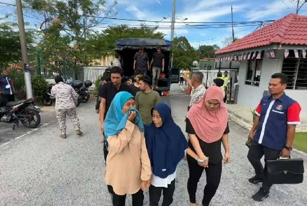 Kesemua tertuduh tiba di pekarangan Mahkamah Majistret Port Dickson.