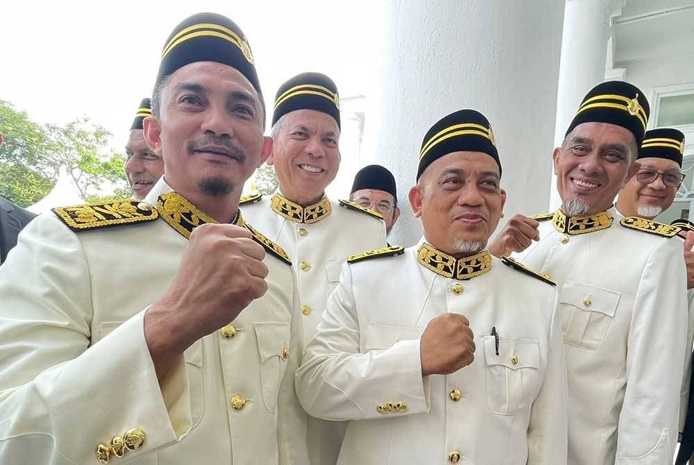 Muhammad Fauzi (dua dari kanan) dan Yusni (kiri) bersama beberapa wakil PN yang akan menghangatkan Dewan pada Isnin ini.