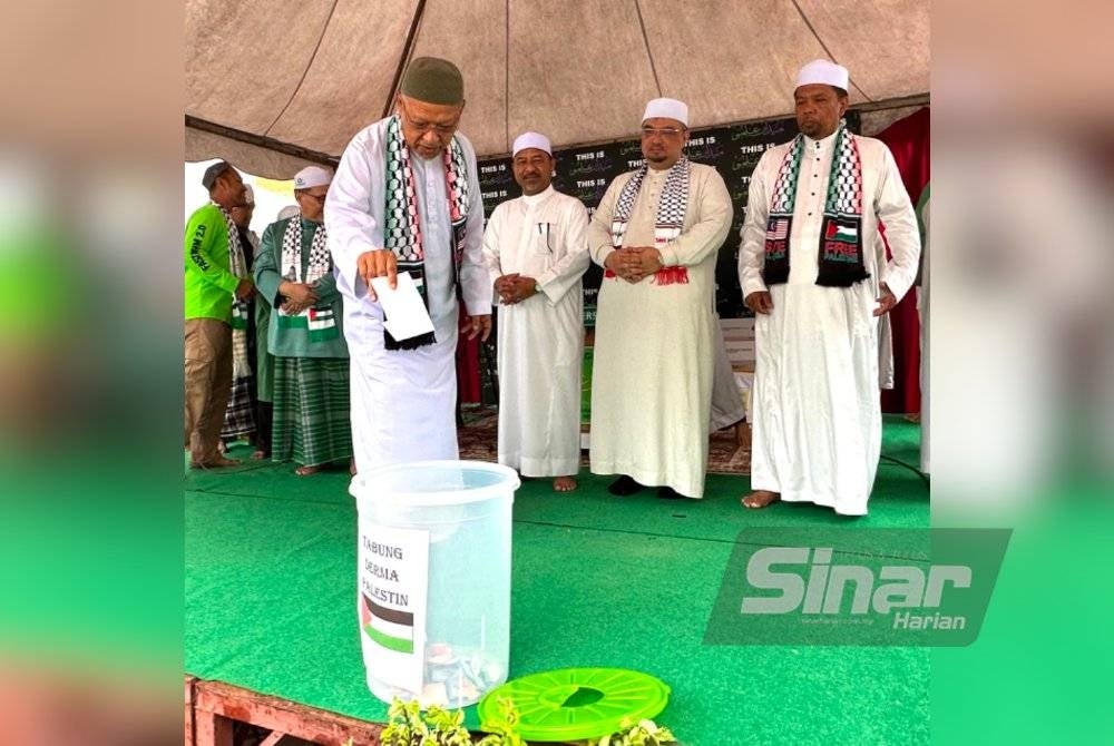 Ahmad turut memberikan sumbangan peribadi kepada Palestin pada Jumaat.