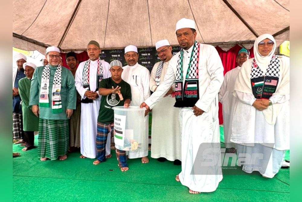Orang ramai memberikan sumbangan kepada Palestin di Dataran Medan Ilmu.