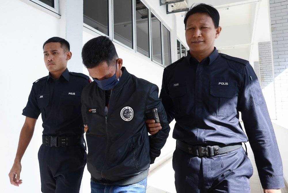 Tertuduh (tengah) dibawa ke Mahkamah Sesyen Kuala Kangsar pada Jumaat atas pertuduhan merogol dan melakukan amang seksual fizikal terhadap seorang remaja perempuan berusia 14 tahun di Gerik, Mac lalu.