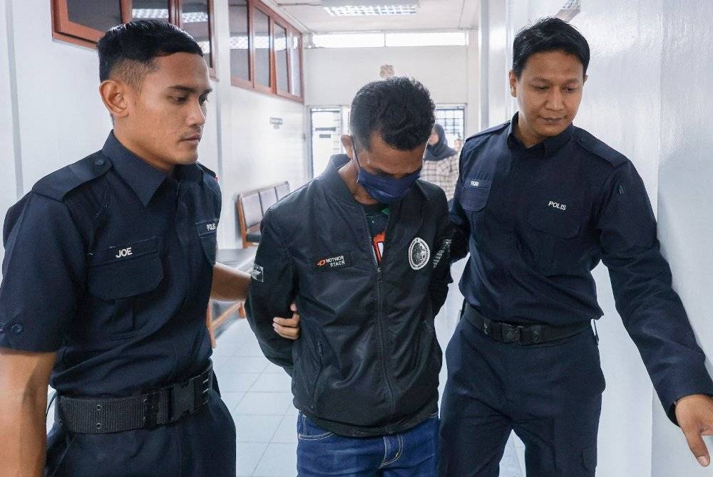 Mohamad Kasim (tengah) didakwa di Mahkamah Sesyen Kuala Kangsar atas pertuduhan merogol dan melakukan amang seksual fizikal terhadap seorang remaja perempuan berusia 14 tahun di Gerik, Mac lalu.