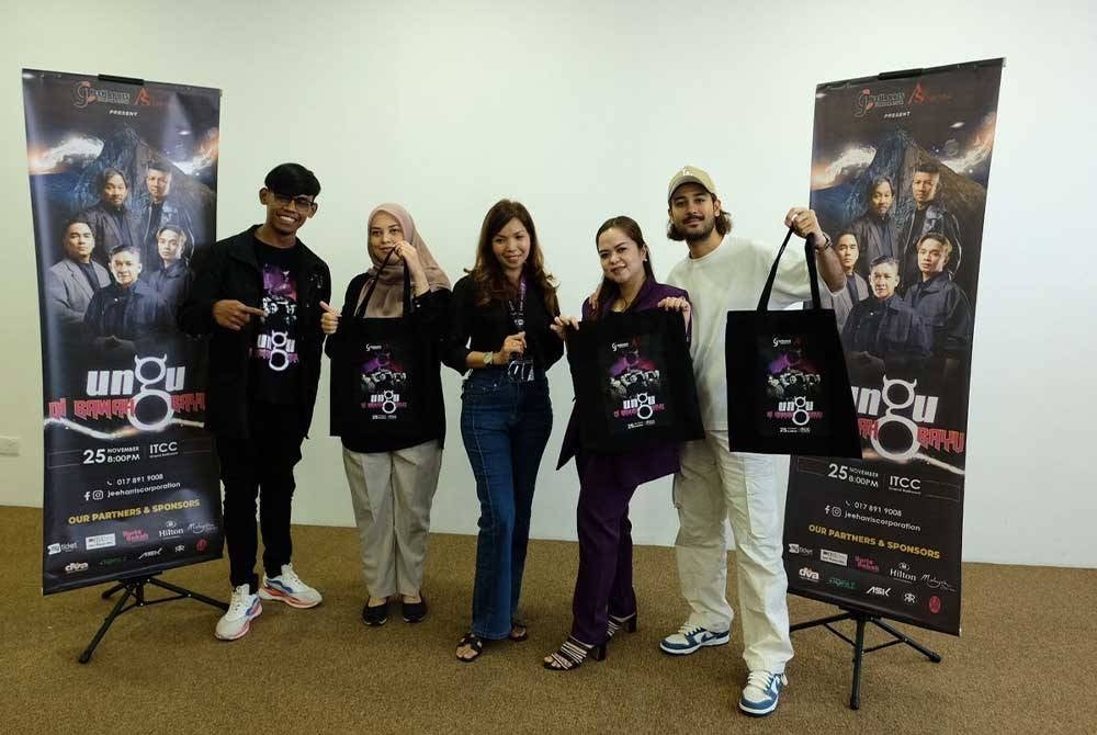 Haris (kanan) menunjukkan antara cenderahati yang boleh didapati peminat pada Konsert Ungu Di Bawah Bayu pada 25 November ini di ITCC, Penampang.