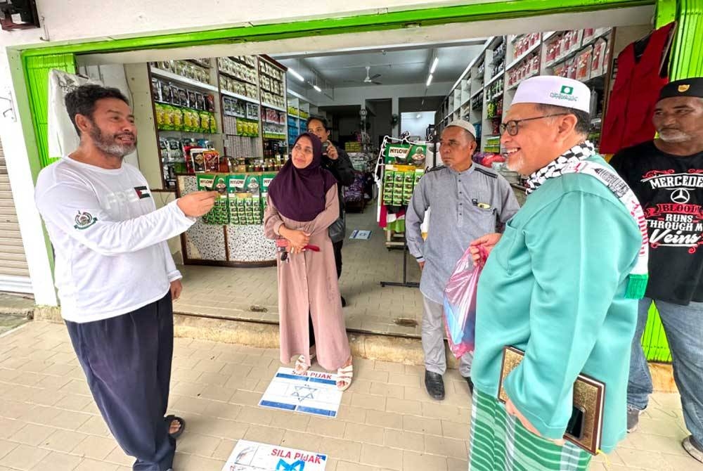 Mohd Amar (dua dari kanan) beramah mesra dengan orang ramai di Dataran Medan Ilmu di Kota Bharu.