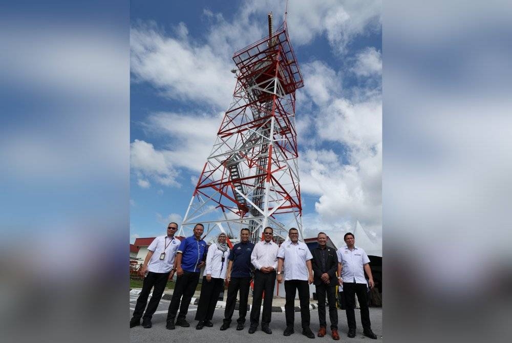 Hasbi (tiga dari kanan) bergambar kenangan di hadapan menara radar pada perasmian Radar Trafik Udara Sabah dan Sarawak yang mula beroperasi di Lapangan Terbang Antarabangsa Kuching (KIA) pada Jumaat. - Foto Bernama