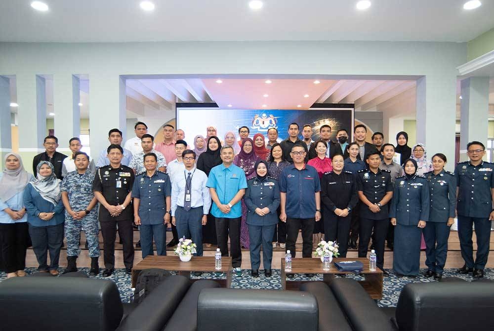 Hazlan (depan; tujuh dari kiri) bergambar bersama peserta selepas sesi taklimat bersama kakitangan kerajaan di Wisma Kastam, Wilayah Persekutuan Labuan. - Foto Bernama