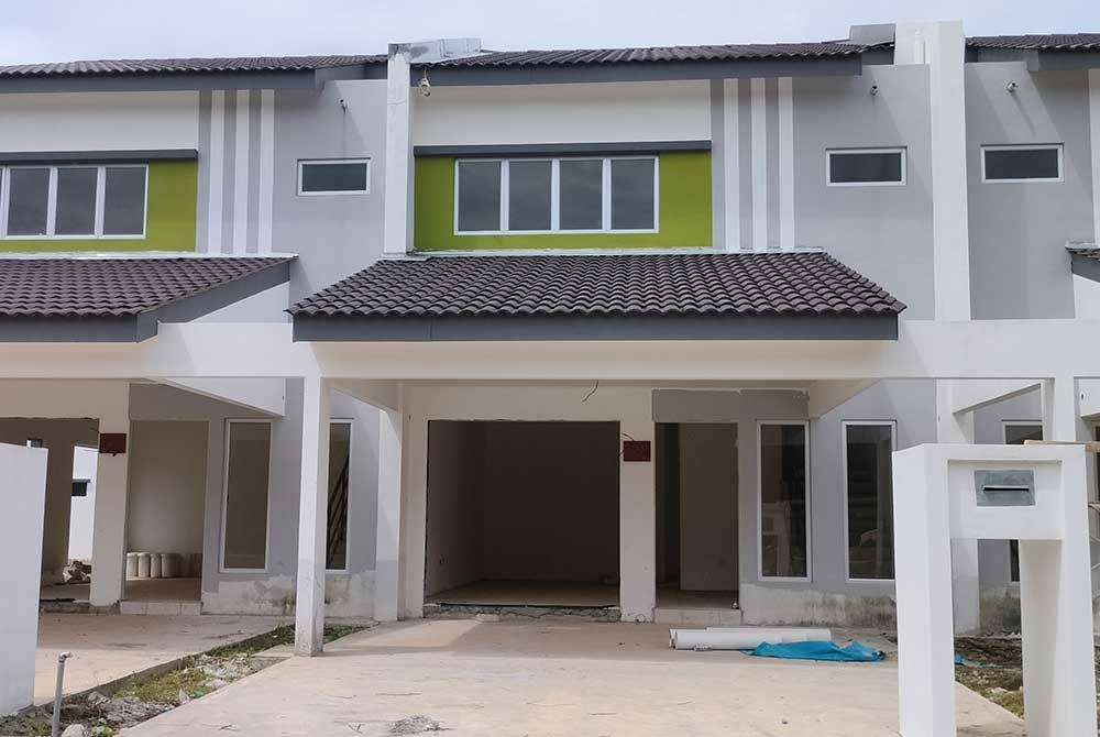 Keadaan rumah di Taman Residensi Mesra Gurun Fasa 1 yang sepatutnya siap secara berperingkat pada Mac 2023.