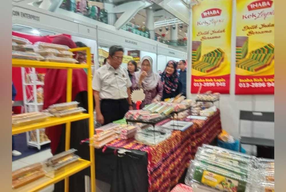 Jalaluddin ketika melawat sekitar gerai jualan pada Karnival Usahawan Asas Tani dan myGAP di Pasaraya Mydin Seremban 2, di sini,pada Jumaat.