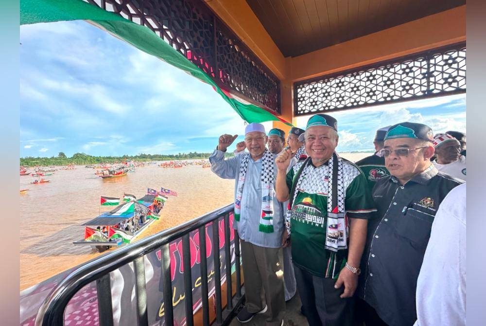 Ahmad (kiri) yang merasmikan program perarakan bot tanda solidariti kepada Palestin.