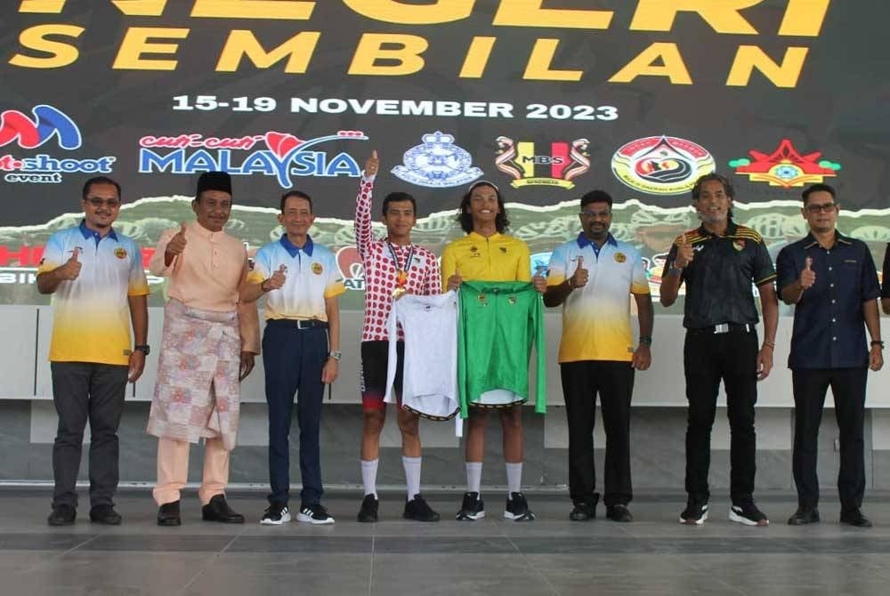 Abdul Azim (lima dari kiri) turut merangkul jersi hijau pada hari kedua perlumbaan.