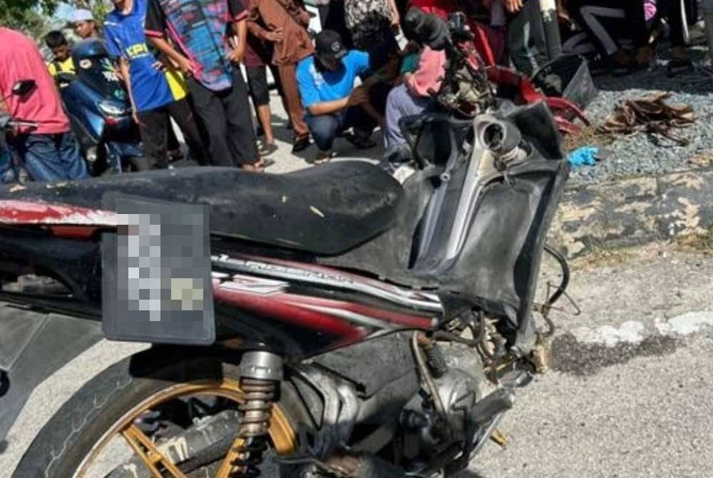 Motosikal mangsa mengalami kerosakan teruk akibat pelanggaran itu. - Foto Polis Kuantan