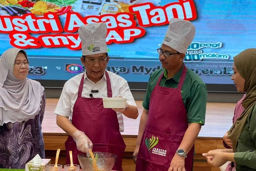 Jalaluddin (dua dari kiri) ketika hadir merasmikan Karnival Usahawan Asas Tani dan myGAP
