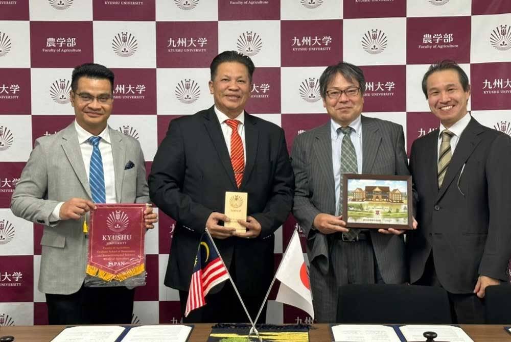 Pihak UMK dan KU bertukar cenderamata.