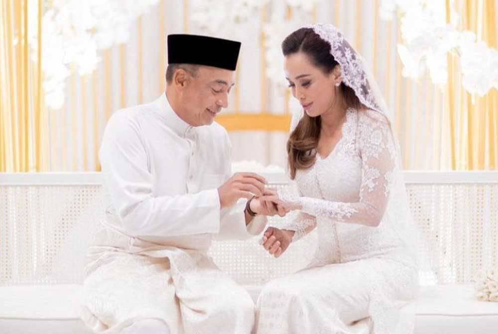 Nazir menyarungkan cincin kepada isterinya.