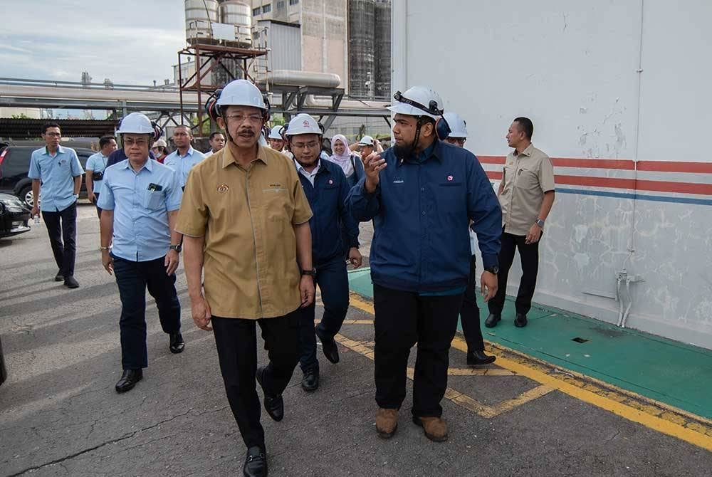 Mohd Zuki (depan) membuat lawatan kerja di Stesen Janakuasa Patau-Patau, Sabah Electricity Sdn Bhd (SESB) Labuan hari ini. - Foto Bernama