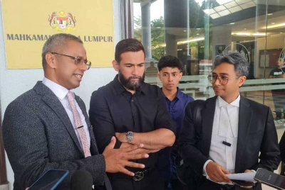 Sharnaaz Ahmad (dua dari kiri) dilepas dibebaskan oleh Mahkamah Majistret pada Jumaat, atas satu pertuduhan mencederakan seorang pengawal keselamatan di sebuah kondominium tahun lalu.