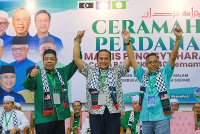 Che Alias (kiri) bersama Ahmad Samsuri (tengah) dan Timbalan Yang Dipertua Pas Kemaman, Hanafiah Mat ketika menghadiri Program Ceramah Perdana dan Pengisytiharan Calon Pas PRK P040 Parlimen Kemaman di Arena Square di Cukai pada Khamis malam.