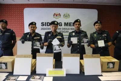 Pun Sian (tengah) menunjukkan kotak kecil berisi dadah yang dirampas kastam di sebuah premis di Nilai, Negeri Sembilan pada 6 November lalu..