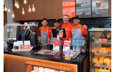 Ian bersama-sama kru Café Mesra yang menyediakan perkhidmatan makanan dan minuman berkualiti serta unit kepada para pelanggan.