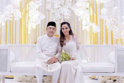 Nazir Razak dan pasangannya, Yati Zainudin selepas diijabkabulkan.