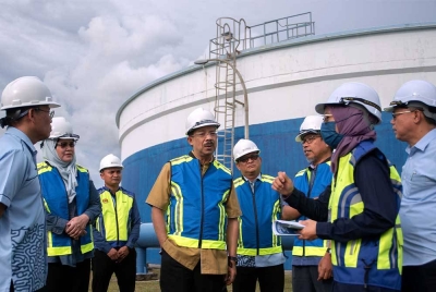 Mohd Zuki (empat dari kiri) mendengar taklimat daripada Ketua Bahagian Bekalan Air Labuan (BBAL) Trinil Indah Puspita Herry Sunjoto (dua, kanan) semasa membuat lawatan kerja di Terminal Tangki Simpanan (BBAL) Pulau Enoe hari ini. - Foto Bernama