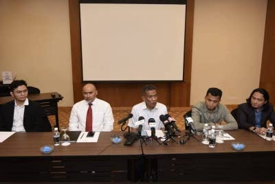 Agus (tengah) dan Abdul Wahab (dua dari kiri) pada sidang media pada Jumaat.