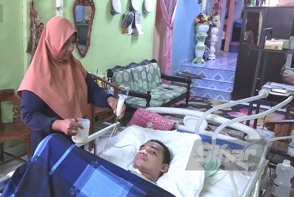 Salbiah memberi susu kepada Ahmad Fazlan.