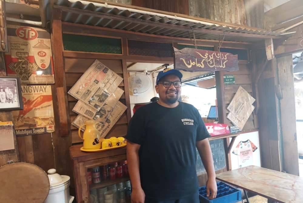 Raimi menampilkan konsep retro dan klasik di kedai kopi yang diusahakannya.