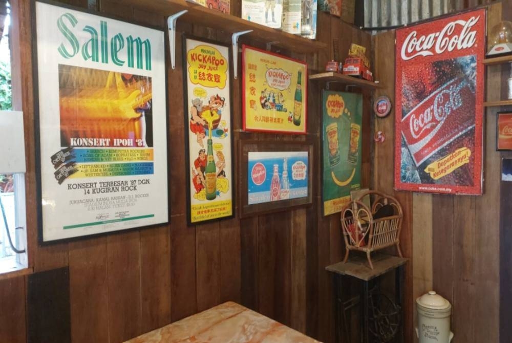 Antara barangan lama yang ada di Kedai Kopi Klasik Kemaman.