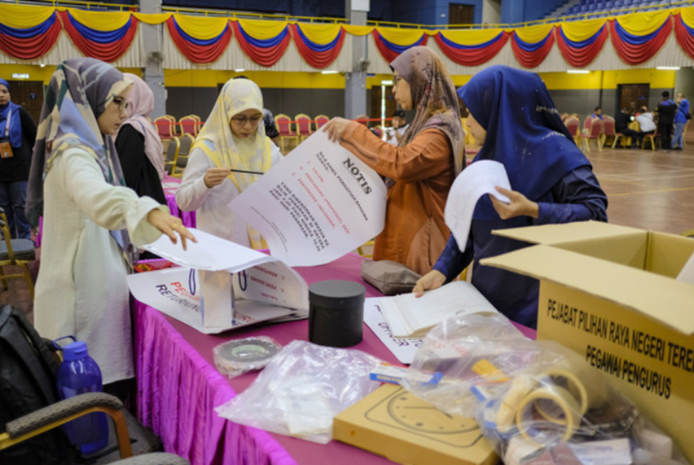 Petugas SPR melakukan kerja-kerja persediaan menjelang hari penamaan calon di Pusat Penamaan Calon PRK Kemaman, Dewan Berlian Utama, Majlis Perbandaran Kemaman pada Jumaat.