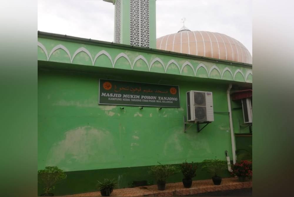 Ruang solat Masjid Mukim Pohon Tanjong perlu dibaik pulih dan dipasang karpet baharu.