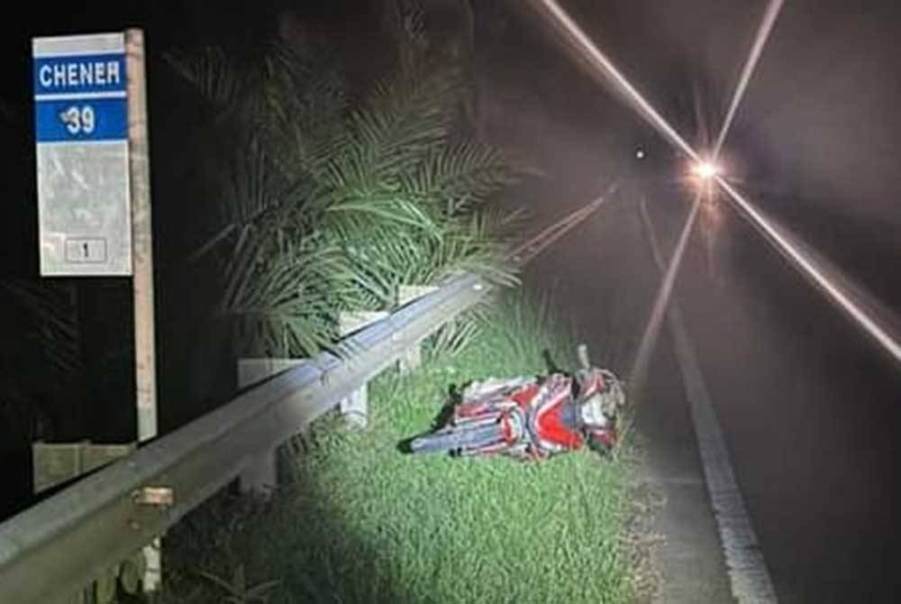 Keadaan motosikal mangsa selepas terbabit kemalangan di Jalan Kuantan-Cheneh dekat Bukut Sagu pada petang Jumaat.