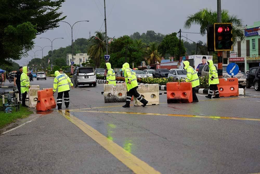 Anggota Polis Diraja Malaysia (PDRM) mula melakukan persediaan untuk menutup jalan di sekitar Pusat Penamaan Calon Pilihan Raya Kecil (PRK) Parlimen P.040 Kemaman, bertempat di Dewan Berlian Utama, Majlis Perbandaran Kemaman hari ini. - Foto Bernama