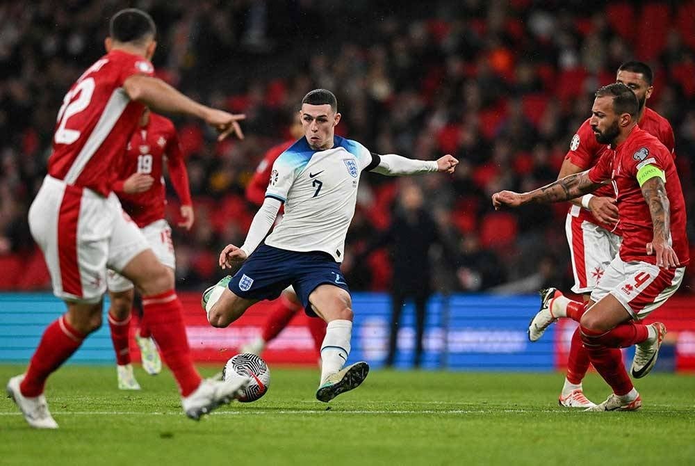 Pemain tengah England, Phil Foden melakukan percubaan ketika menentang Malta. - Foto: AFP