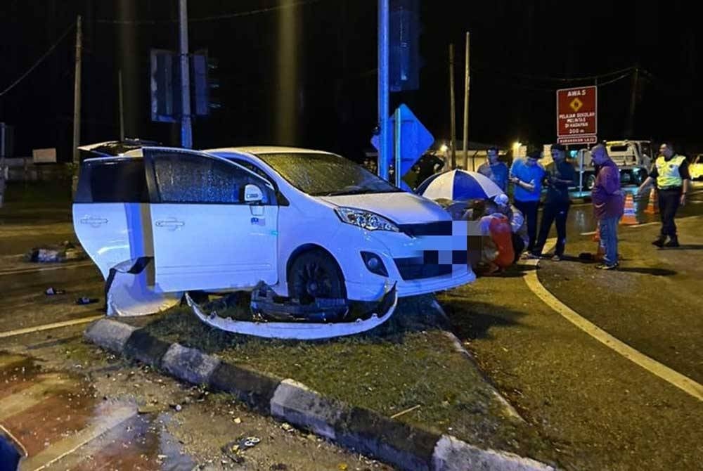 Keadaan MPV dinaiki mangsa selepas terlibat kemalangan di persimpangan lampu isyarat berhampiran Kem Batu 10, Jalan Kuantan - Gambang, di sini tengah malam Jumaat.