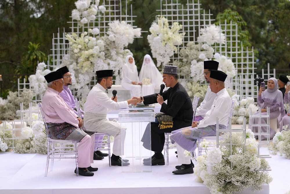 Nabila dan pasangan selamat dinikahkan oleh Jurunikah, Ustaz Fawwaz di majlis pernikahan yang berlangsung di The Chateau Spa & Wellness Resort, Pahang. - Foto ModerateKL
