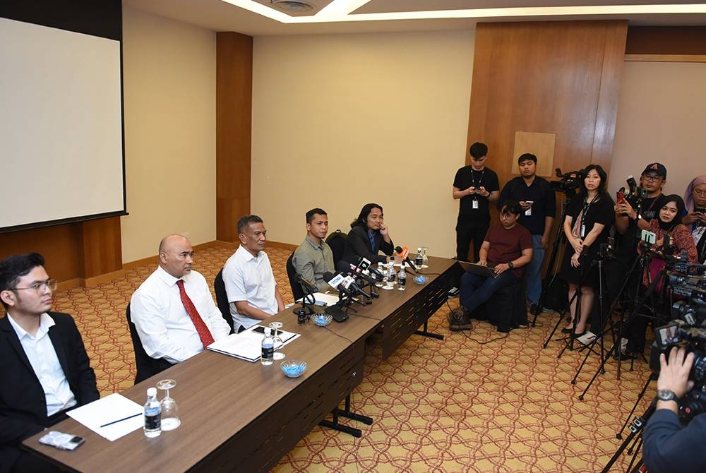 Mohammad Agus (tiga dari kiri) ketika dalam sidang media pada Jumaat